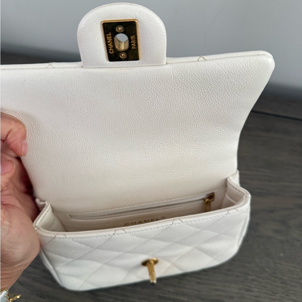 Chanel Cream Quilted Crossbody Bag with Gold Chain - Picture 5 of 5